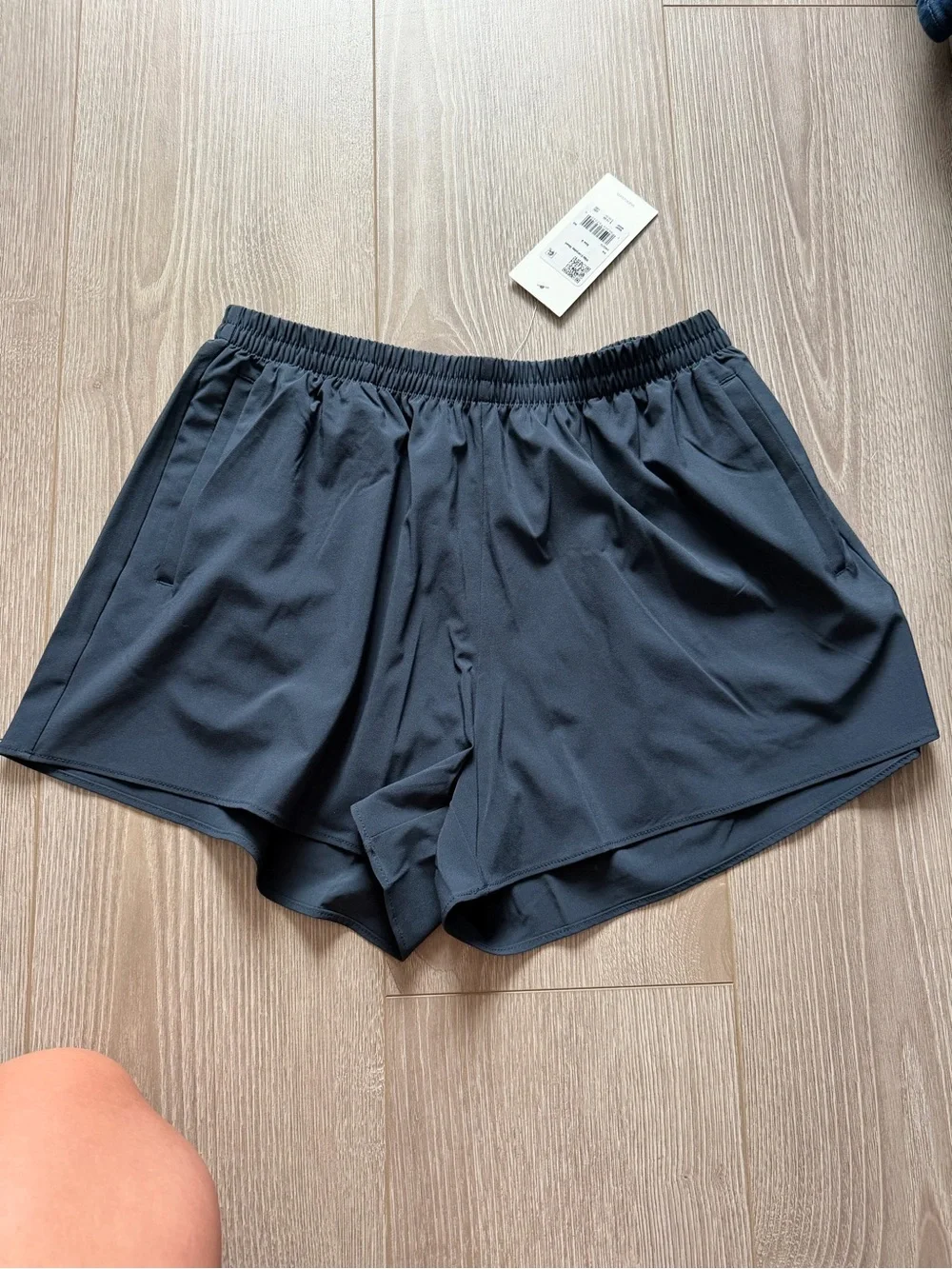 Vuori Villa Everyday Short Black breezy lightweight travel airy athletic sporty - Picture 2 of 6
